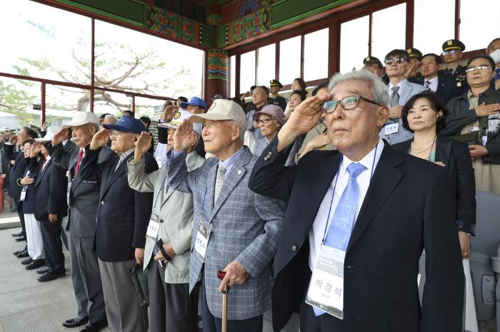 생도 2기 참석자들이 특별전 관람을 하고 있는 모습.
