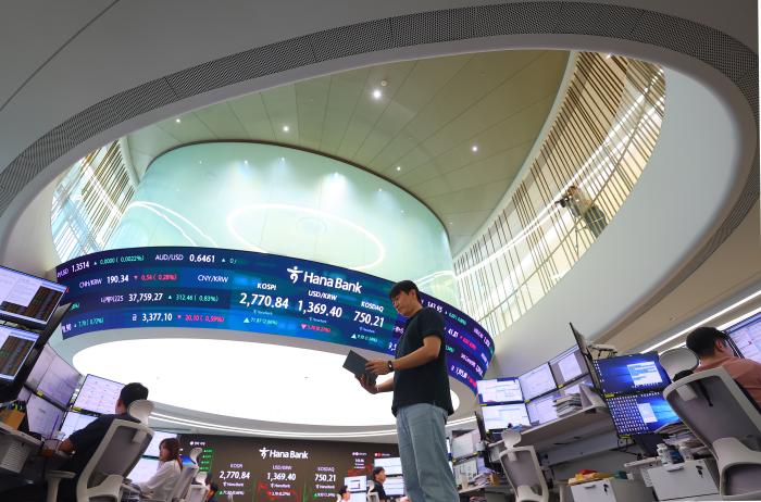 공모주에 관한 투자자들의 관심이 높아지고 있다. 서울 중구 하나은행 딜링룸 현황판에 코스피지수 등이 표시된 모습. 연합뉴스