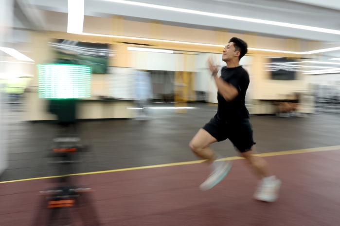 특전대원이 20m 달리기 기록을 측정하고 있다.