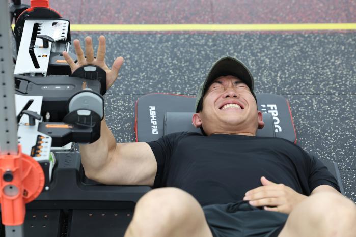 어깨 회전력을 측정하는 모습.