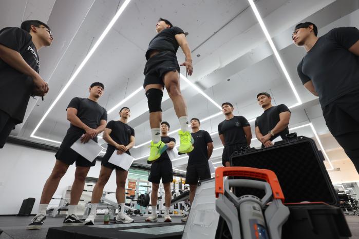 제자리 뛰기를 하는 특전대원.