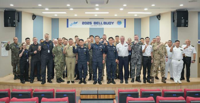 16일 부산 해군전투력복원센터 네이비힐에서 열린 ‘2025 다국적 선박 협조 및 안내 연합연습’ 개회식에서 황선우(앞줄 가운데) 해군작전사령관과 이구성(앞줄 왼쪽 여섯째) 3함대사령관, 미국·호주·프랑스·싱가포르 등 참가국 관계자들이 기념촬영하고 있다. 해군 제공