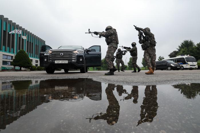 육군51보병사단 기동타격대 장병들이 16일 경기 광명시 노온정수장에서 열린 국가중요시설 방호훈련에서 거동수상자를 검거하기 위해 수색하고 있다.