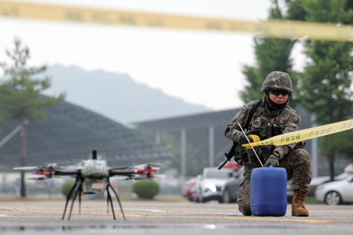 사단 기동타격대 장병이 미확인 드론을 식별하기 위해 외곽 경계선을 치고 있다.