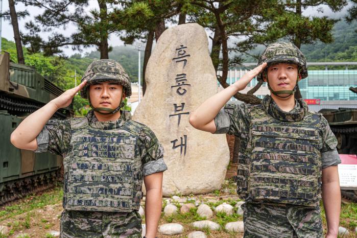 국가유공자들의 식사비를 대신 낸 해병대6여단 방공대대 권율(오른쪽) 병장과 이찬형 일병.