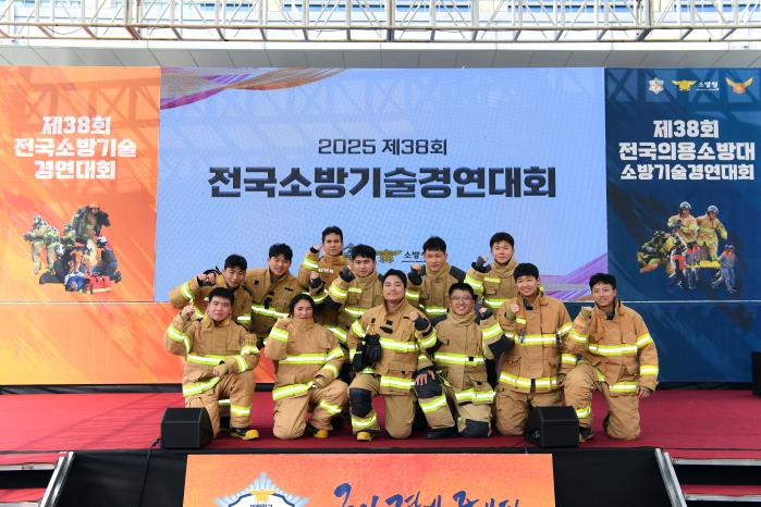16일 충남 공주시 중앙소방학교에서 열린 제38회 전국소방기술경연대회 ‘민간소방대 부문’에 참가한 공군 소방요원들이 단체 기념사진을 찍고 있다. 사진 제공=장민정 하사