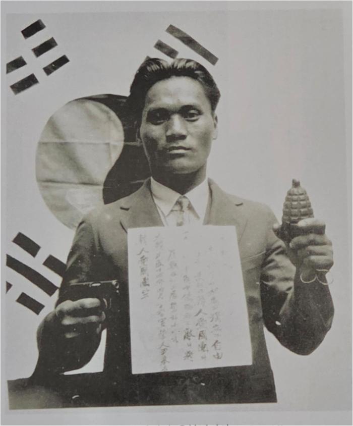 거사를 앞두고 태극기 앞에 선 윤봉길 의사. 가슴에는 한인애국단을 향한 선서문이 있다.