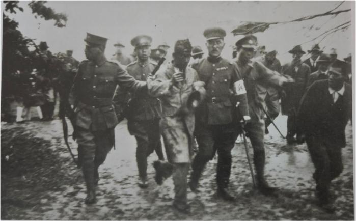 윤봉길 의사가 1932년 4월 29일 거사 후 일본군에 연행되는 모습.