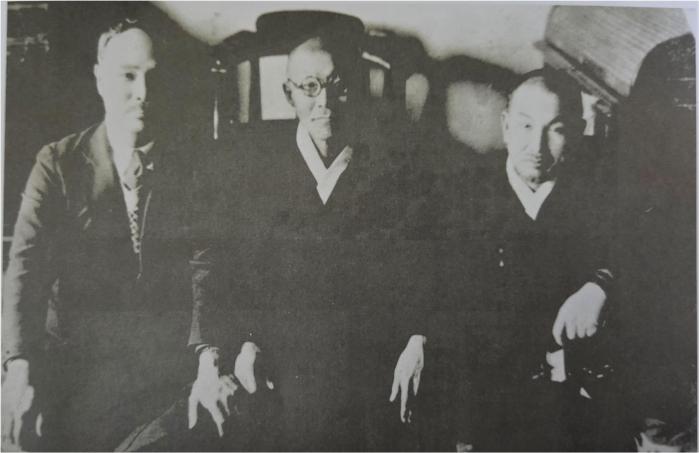 1935년 2월 도산이 가출옥 후 여운형(왼쪽), 조만식(오른쪽)과 함께한 모습.