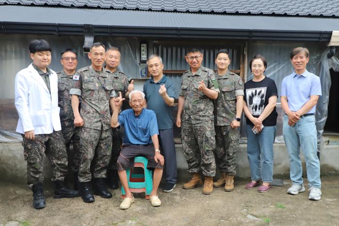 육군20기갑여단 부사관단과 홍천군 재향군인회 관계자들이 6·25전쟁 참전용사 이규하 옹 위문활동을 마친 후 기념사진을 찍고 있다. 사진 제공=조하나 중사