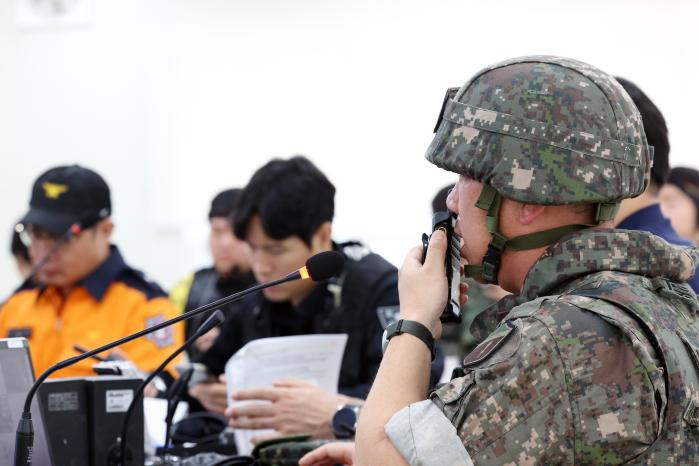 훈련 참여자들이 정보를 공유하는 모습.
