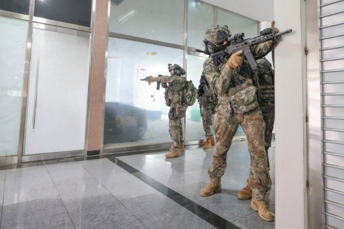 육군51보병사단 장병들이 건물 내부 수색을 하고 있다. 부대 제공
