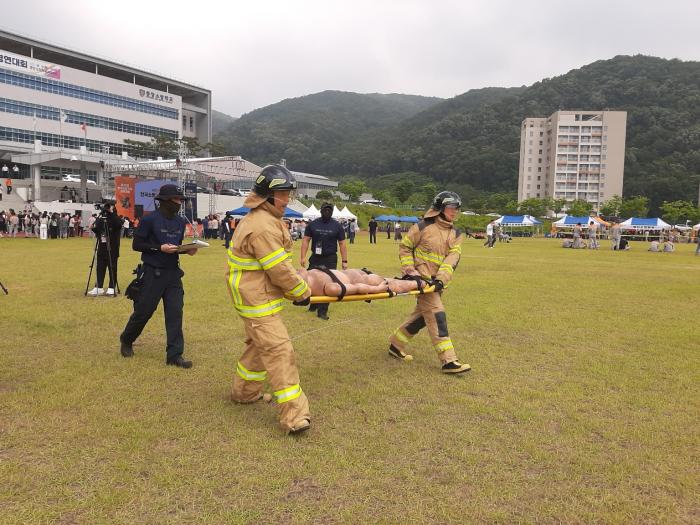 육군32보병사단 대산여단 유성서구대대 장병들이 제38회 전국 소방기술경연대회에서 환자를 들것으로 옮기고 있다. 부대 제공