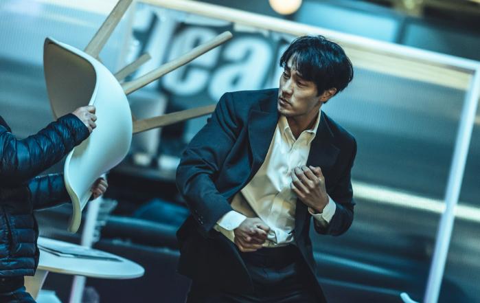 넷플릭스 시리즈 ‘광장’의 남기준 역 배우 소지섭. 사진=넷플릭스