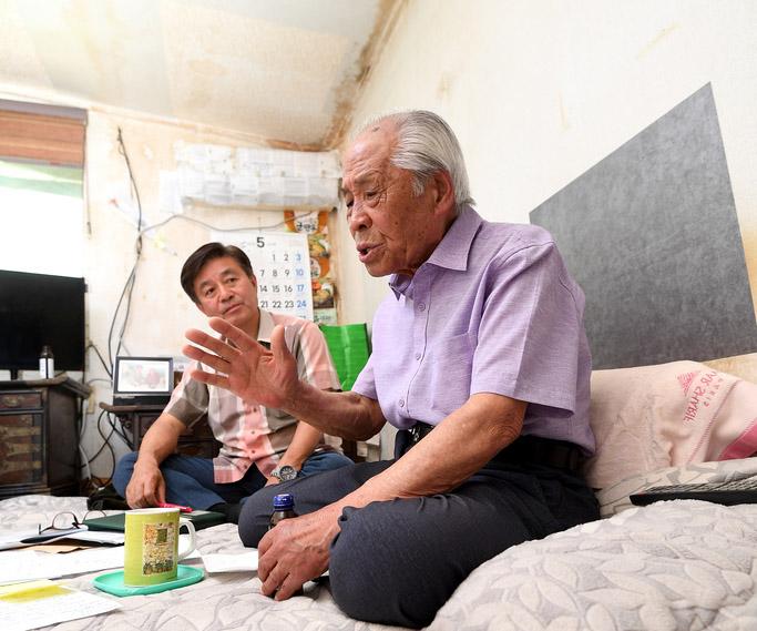 지난달 26일 경기 파주시 법원읍의 권호성 옹 자택을 찾은 육군1군단 이해욱(왼쪽) 상생협력실장이 6·25전쟁 당시 백령도에서 비정규군으로 임무를 수행했다는 권옹의 증언을 청취하고 있다.