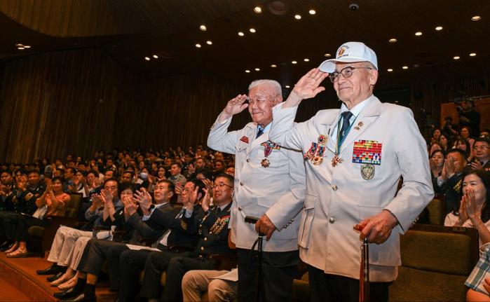 공연팀의 6·25전쟁 참전용사를 향한 경례 퍼포먼스에 화답하는 참전용사들.