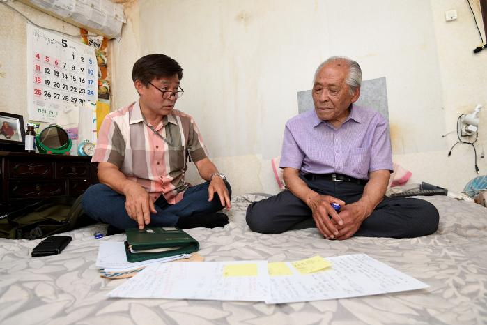 증언 청취 중인 이해욱(왼쪽) 상생협력실장.