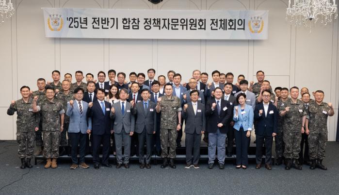 18일 서울 용산구 로카우스호텔에서 열린 2025년 전반기 합참 정책자문위원회 전체회의에서 김명수(앞줄 가운데) 합참의장을 비롯한 참석자들이 단체 사진을 촬영하고 있다. 합참 제공