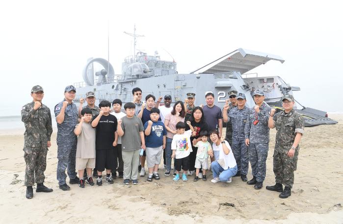 18일 고속상륙정(LSF-Ⅱ) 솔개 621호정 장병들과 견학생들이 행사를 마친 뒤 기념사진을 찍고 있다. 부대 제공