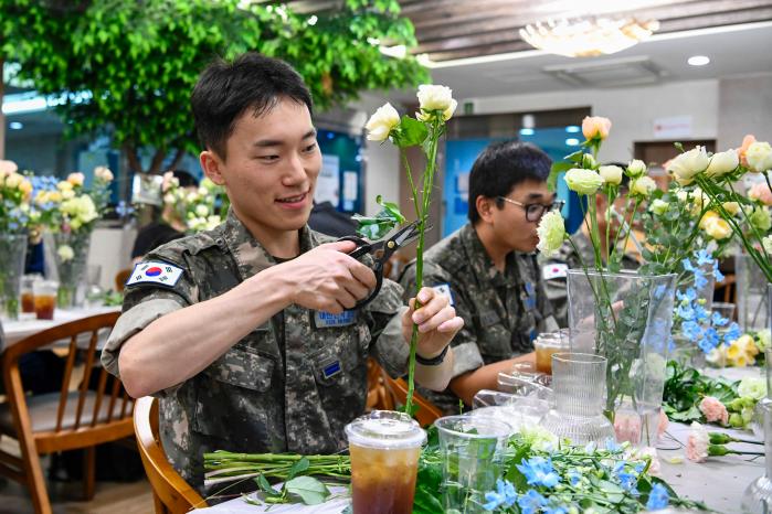 공군1전투비행단 장병들이 ‘원예치유 프로그램’에서 꽃을 다듬고 있다. 사진 제공=이우빈 상병