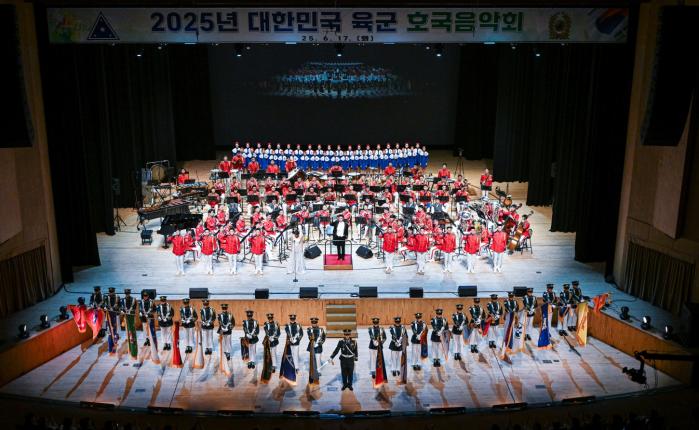 17일 서울 여의도 KBS홀에서 열린 2025 대한민국 육군 호국음악회 중 공연팀이 6·25전쟁 참전용사를 향해 경례 퍼포먼스를 하고 있다. 육군 제공