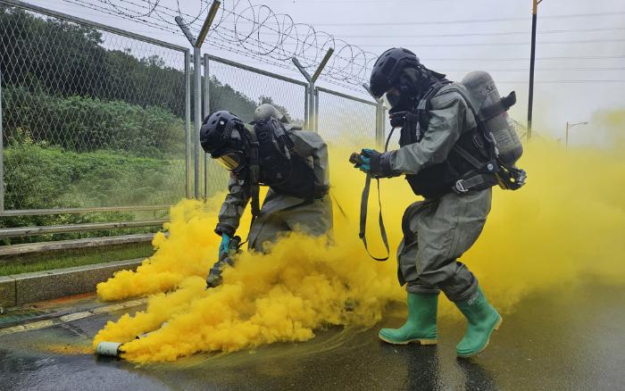 화생방 작용제 탐지훈련 중 오염 여부를 확인하고 있다