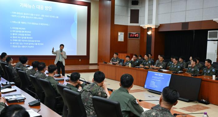 김문경 YTN 정치부 부국장이 공군작전사령부 장병들을 대상으로 안보강연을 하고 있다. 부대 제공
