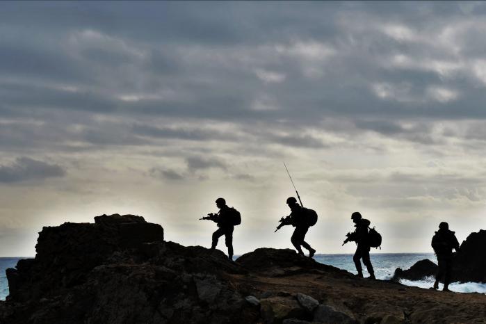 해안선 일대를 수색·정찰하는 장병들.
