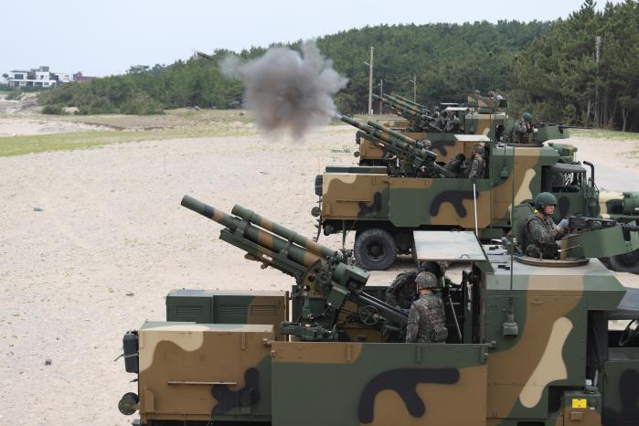 표적을 향해 포탄을 발사하는 차륜형 자주포.