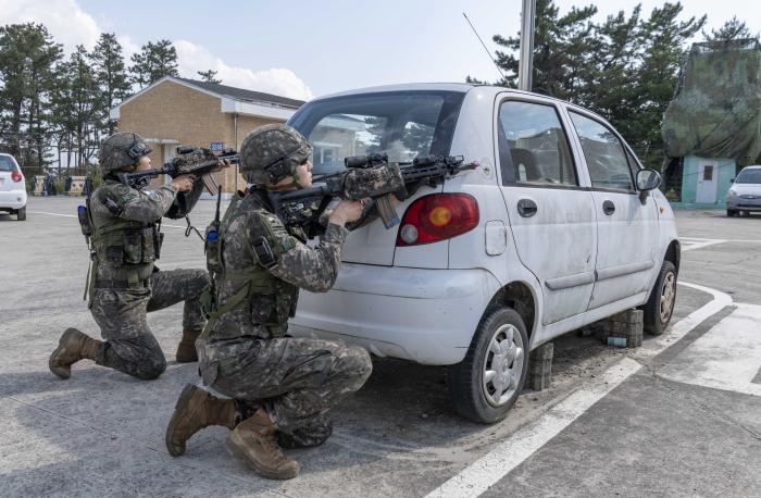 통합방위훈련 중 전투기술을 숙달하는 장병들.
