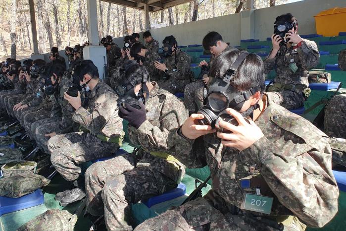 핵·화생방 대비 개인방호 훈련을 하는 예비군들.