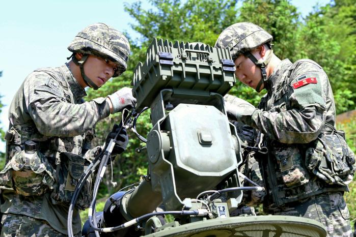 해병대사령부 정보통신대대 장병들이 제주도 일대에 전술정보통신망(TICN) 장비를 설치하고 있다. 사진 제공=박형정 상사