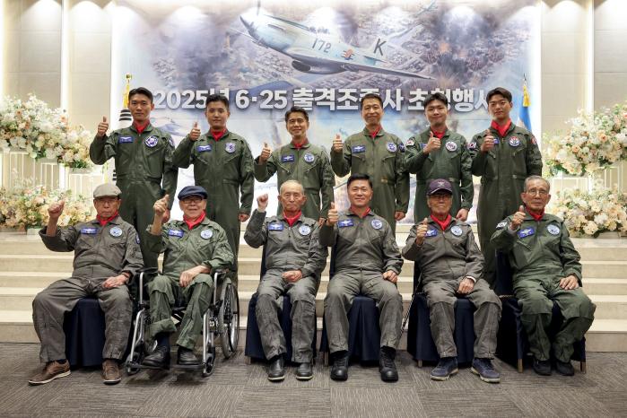 이영수(앞줄 오른쪽 셋째) 공군참모총장이 주관한 ‘6·25전쟁 출격 조종사 초청행사’에서 김두만 예비역 대장을 비롯한 5명의 출격 조종사가 현역 조종사들과 함께 기념촬영을 하고 있다. 양동욱 기자