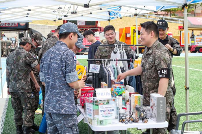 호국보훈의 달을 맞아 19일 강원 동해시 해군1함대사령부 연병장에서 열린 ‘선봉 호국보훈 바자회’를 찾은 장병들이 물품을 살펴보고 있다. 한재호 기자