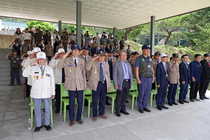 19일 육군수도기계화보병사단에서 열린 부대 창설 제76주년 기념행사에 참석한 6·25전쟁 및 베트남전쟁 참전용사들이 거수경례를 하고 있다. 부대 제공