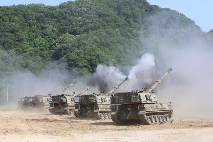 육군3포병여단 K9 자주포가 6·25전쟁 75주년 상기 사격훈련에서 표적을 향해 포탄을 발사하고 있다. 부대 제공