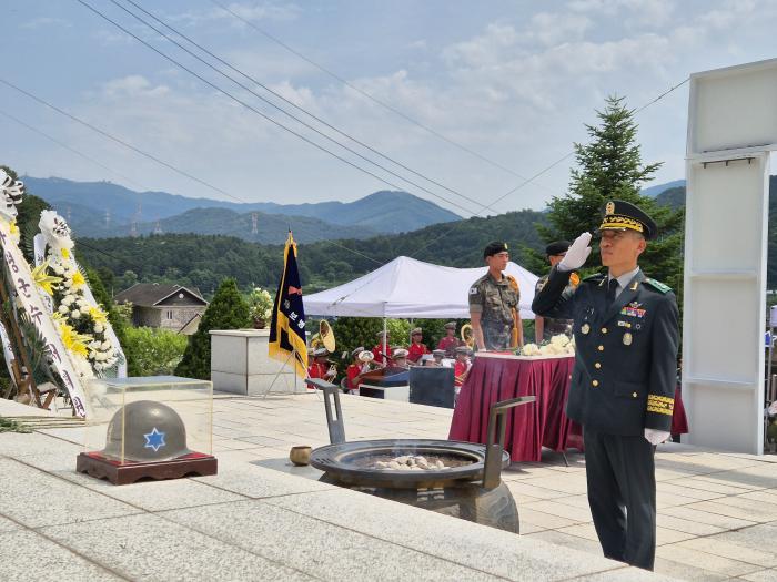 김진성(소장) 육군6보병사단장이 19일 용문산대첩 전승 74주년 기념행사에서 선배 전우를 기리며 경례하고 있다. 부대 제공