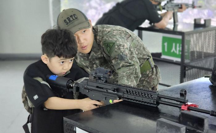 육군53보병사단 울산여단이 개최한 병영체험 행사에서 한 어린이가 가상현실(VR) 영상모의 사격을 하고 있다. 부대 제공