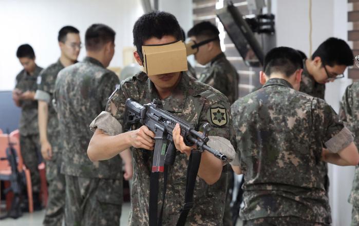 가상현실(VR) 기기를 착용하고 전장 상황을 체험하고 있는 장병