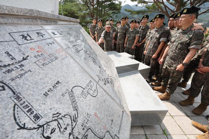 육군12보병사단 화령장전승대대 장병들이 지난 17일 테마형 현장 체험교육의 하나로 백골병단 전적지를 찾아 6·25전쟁 최초 유격부대인 백골병단의 활약상을 살펴보고 있다.