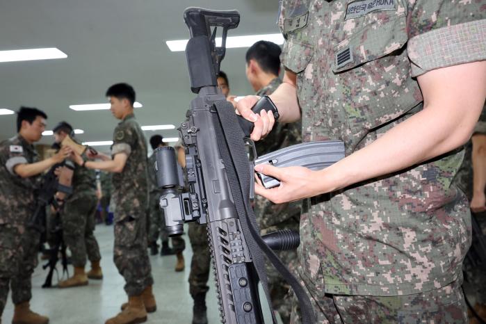 을지전장모드 ON 프로그램 중 한 장병이 탄창 결합을 시도하는 모습.