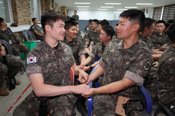 전우와 손을 맞잡고 대화하며 심리적 안정감을 되찾는 장병들.