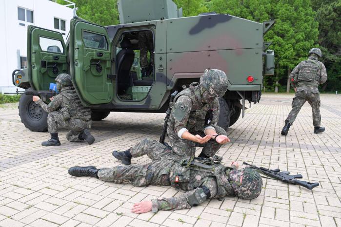 지난 20일 경남 진해 해양과학수사센터에서 진행된 전투부상자처치 부대 교관 양성교육 및 실습에서 군사경찰 장병이 부상자의 출혈 여부를 확인하고 있다. 해군 제공