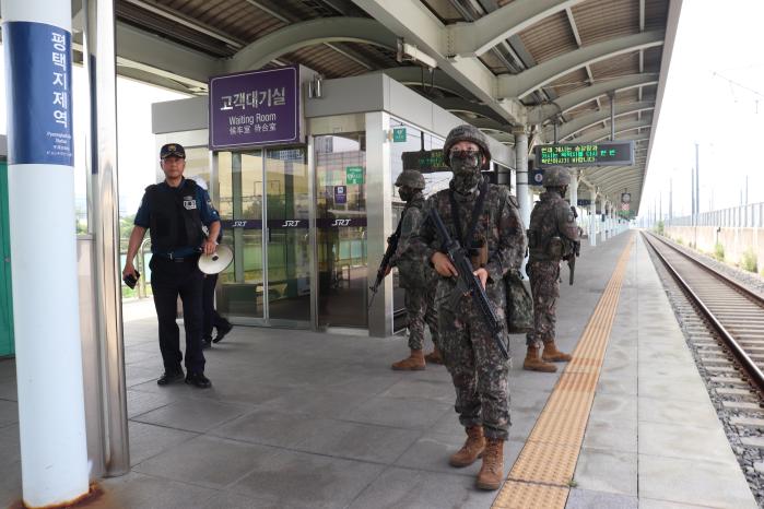 육군51보병사단 비룡여단 초동조치부대가 지난 19일 평택지제역에서 이뤄진 다중이용시설 대테러훈련 중 적을 수색하고 있다. 부대 제공
