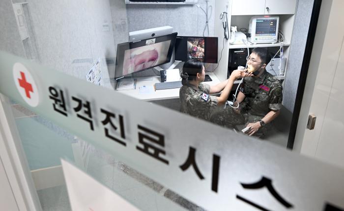 육군부사관학교 의무지원부사관이 원격진료시스템으로 군의관 지시에 따라 환자 상태를 확인하고 있다. 육군 제공
