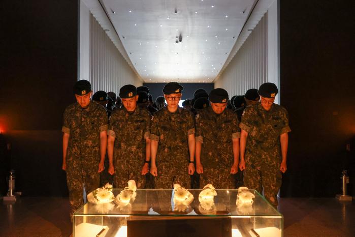 국군화생방방호사령부 장병들이 서울 용산구 전쟁기념관 호국추모실에서 호국영령을 기리며 묵념하고 있다. 부대 제공