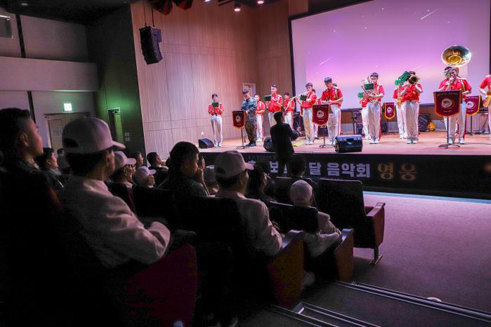 육군1군수지원사령부 장병과 6·25전쟁 참전용사들이 음악회를 관람하고 있다. 부대 제공