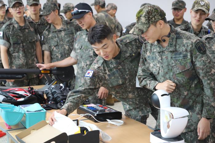 육군훈련소 27교육연대 장병들이 자선 바자회에서 물품들을 둘러보고 있다. 부대 제공