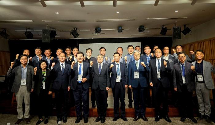 한국국방조직학회 창립 기념 학술 세미나 참석자들이 기념촬영하고 있다. 앞줄 왼쪽 넷째부터 이영빈 국방부 기획조정실장, 정경두 전 국방부 장관, 노명화 학회장, 김용우 전 육군참모총장. 한국국방조직학회 제공