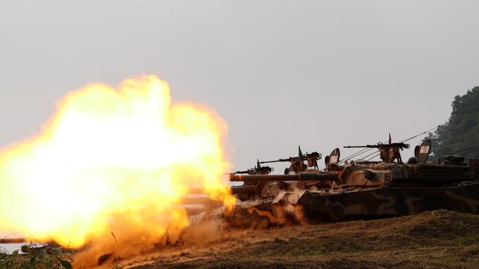 육군1보병사단 전차대대 K1E1 전차가 경기 파주시 무건리훈련장에서 전방 목표물을 향해 포탄을 발사하고 있다. 부대 제공